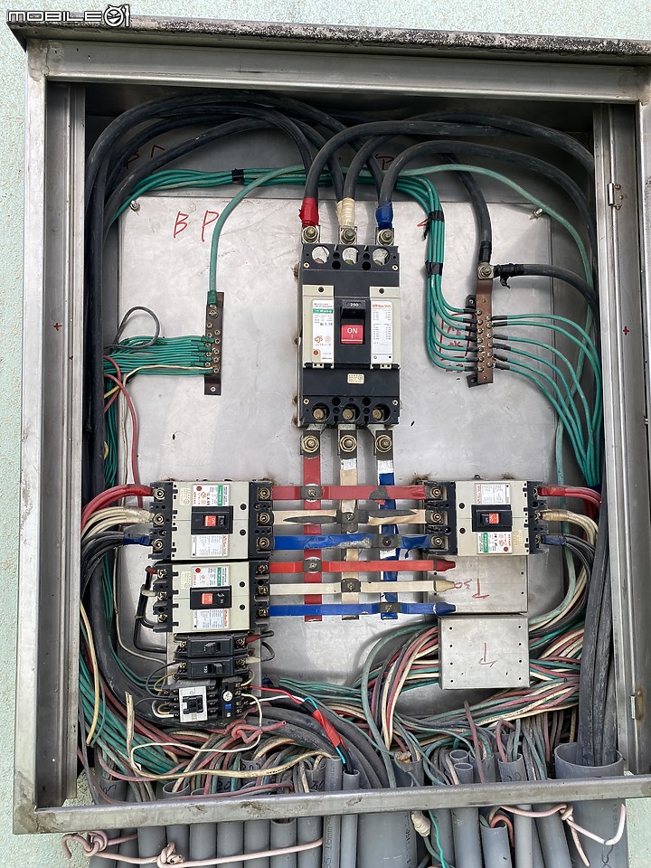 點我看大圖 車庫配電箱有三相四線 220/380V 動力電 但每相線路只有 PVC 8mm 平方線徑 30A 安全電流上限