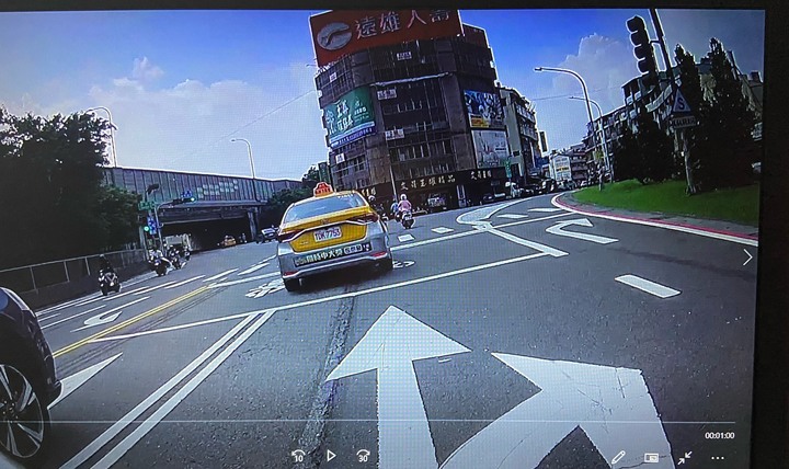 請問行駛彎曲的道路需要打方向燈嗎?