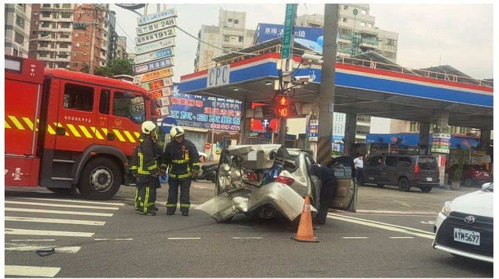 2台汽車內線待左轉，後方白賓撞上來