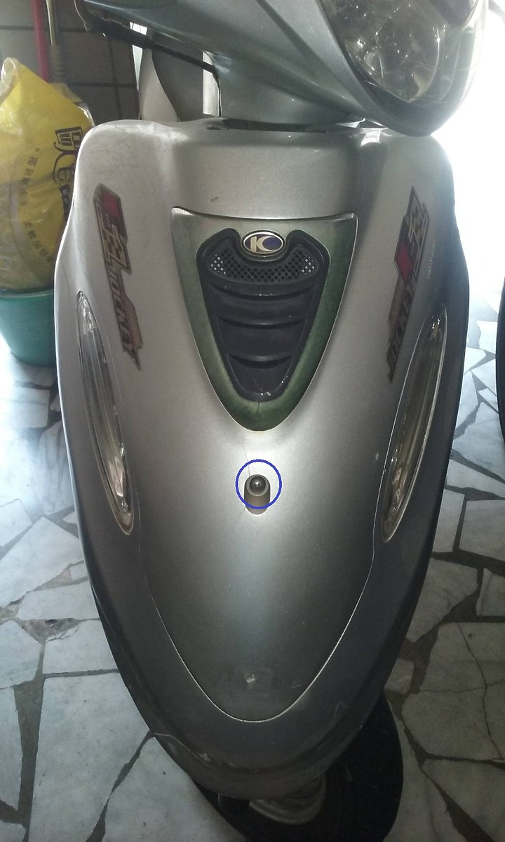 請問大家這款車前斜板如何拆下?