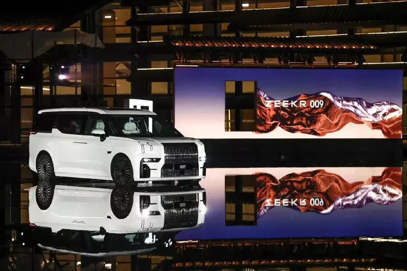 品牌首款純電MPV純真！全新Volvo EM90預告11月中旬正式發表