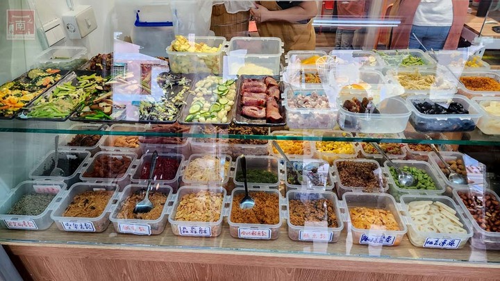 【臺南美食】滿滿的料比拳頭大的飯糰，有40幾種配料以為來到自助餐店，還有雙色的飯糰和組合優惠餐~隔壁飯糰 - 南人幫