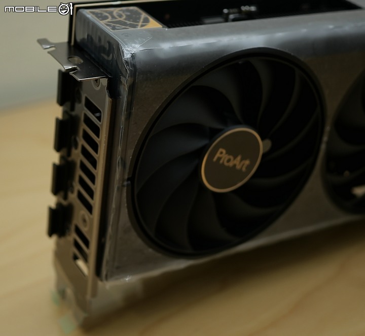 點我看大圖 黑金風正常體積 ASUS ProArt RTX™ 4070 Ti OC 開箱