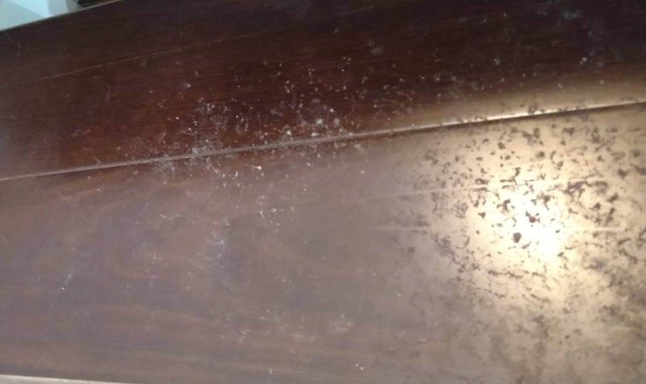 木板樓梯有白色點點斑痕,擦不掉,請問原因? 謝謝