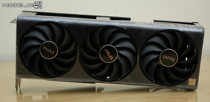 點我看大圖 黑金風正常體積 ASUS ProArt RTX™ 4070 Ti OC 開箱