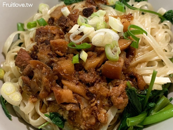南投美食-豬油拌飯上面鋪滿滿的間隔肉