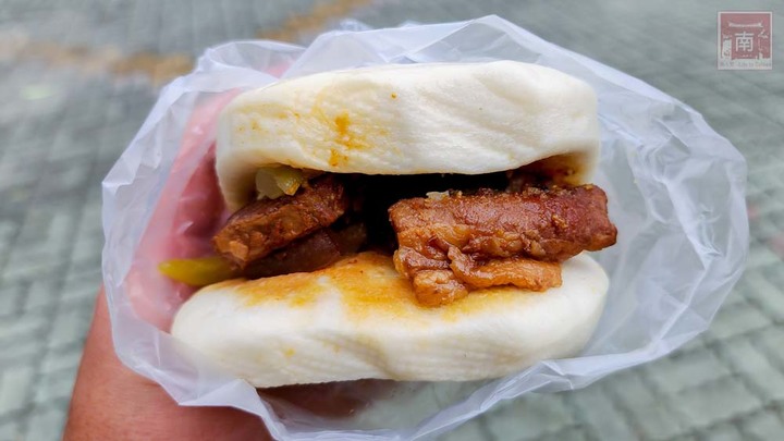 【臺南美食】滿滿的料比拳頭大的飯糰，有40幾種配料以為來到自助餐店，還有雙色的飯糰和組合優惠餐~隔壁飯糰 - 南人幫