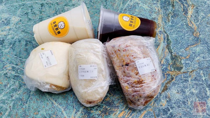 【臺南美食】滿滿的料比拳頭大的飯糰，有40幾種配料以為來到自助餐店，還有雙色的飯糰和組合優惠餐~隔壁飯糰 - 南人幫