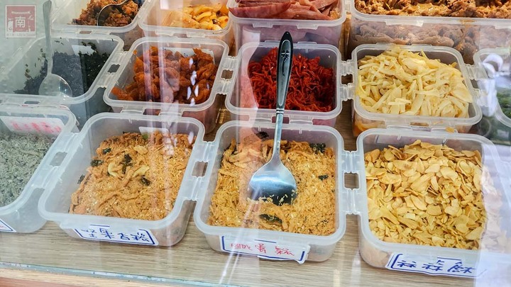 【臺南美食】滿滿的料比拳頭大的飯糰，有40幾種配料以為來到自助餐店，還有雙色的飯糰和組合優惠餐~隔壁飯糰 - 南人幫