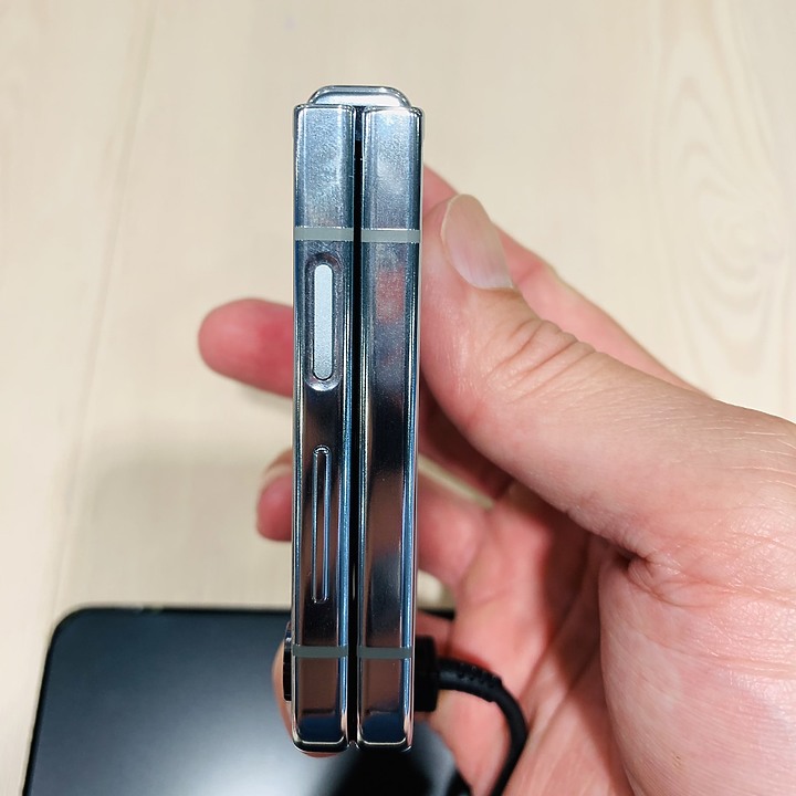 在義享預購了一隻Z Flip5 綠色