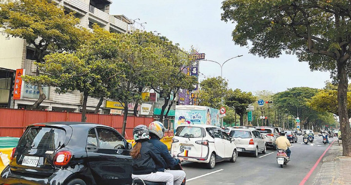 出車禍了 救護車被卡在大順路 輕軌是嫌惡設施無誤