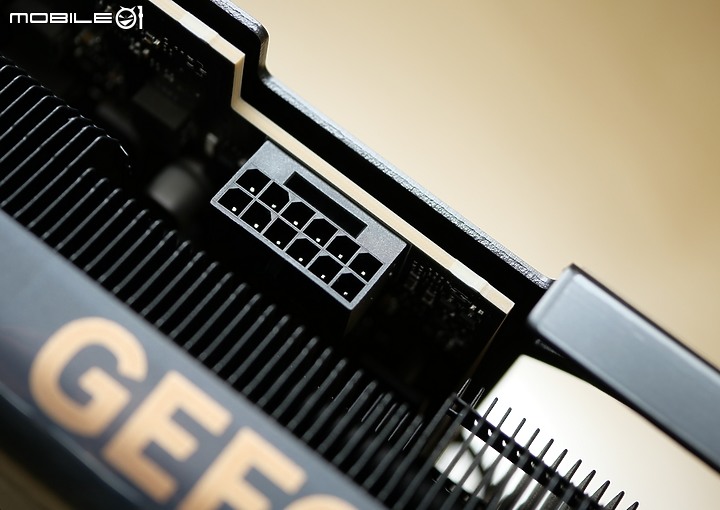 點我看大圖 黑金風正常體積 ASUS ProArt RTX™ 4070 Ti OC 開箱