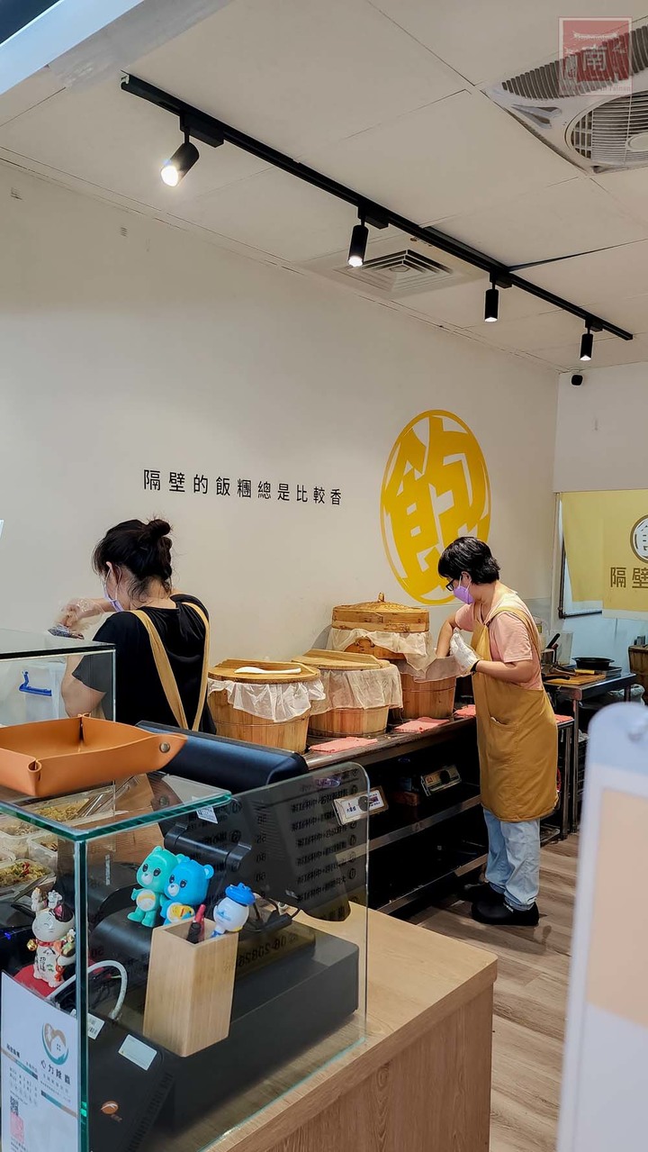 【臺南美食】滿滿的料比拳頭大的飯糰，有40幾種配料以為來到自助餐店，還有雙色的飯糰和組合優惠餐~隔壁飯糰 - 南人幫