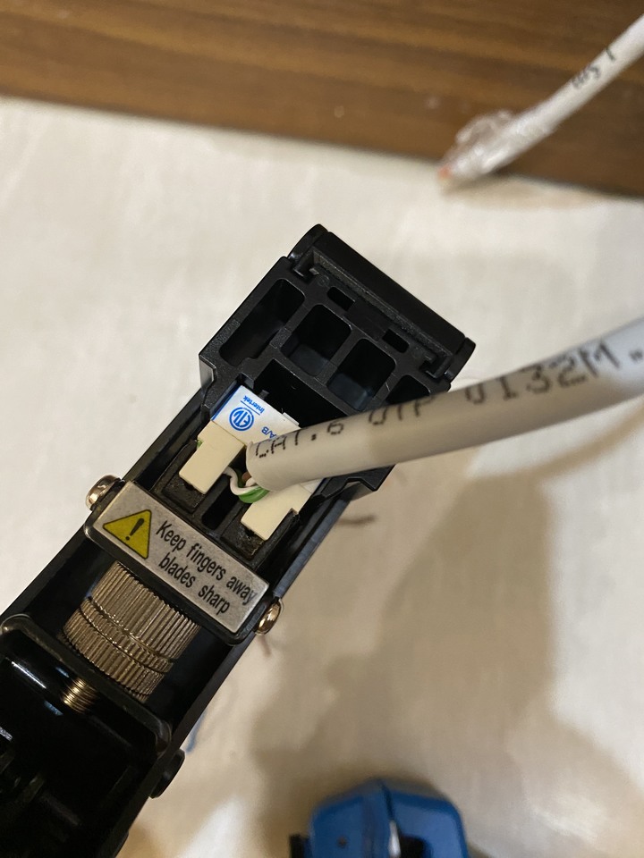 DIY家用結構化佈線第一步！機櫃水晶頭改跳線面板！