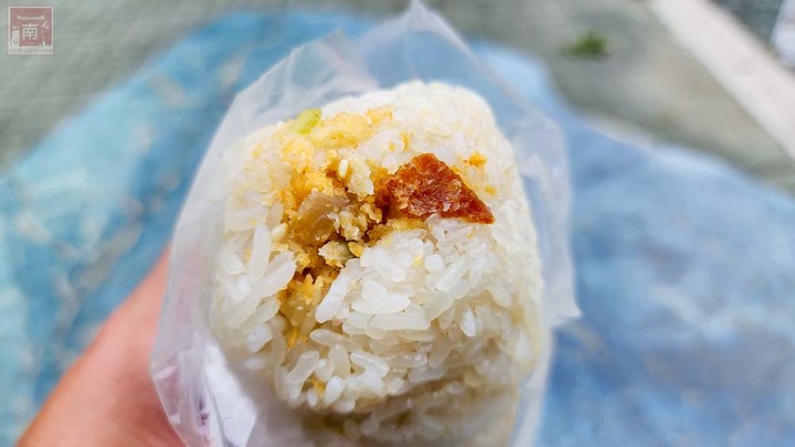 【臺南美食】滿滿的料比拳頭大的飯糰，有40幾種配料以為來到自助餐店，還有雙色的飯糰和組合優惠餐~隔壁飯糰 - 南人幫