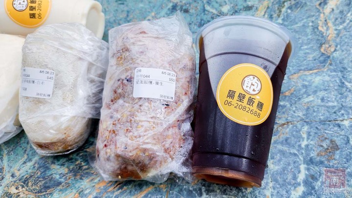 【臺南美食】滿滿的料比拳頭大的飯糰，有40幾種配料以為來到自助餐店，還有雙色的飯糰和組合優惠餐~隔壁飯糰 - 南人幫