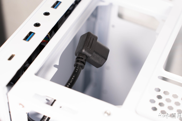 [開箱] 來自全漢的MATX機殼 CST360 WHITE
