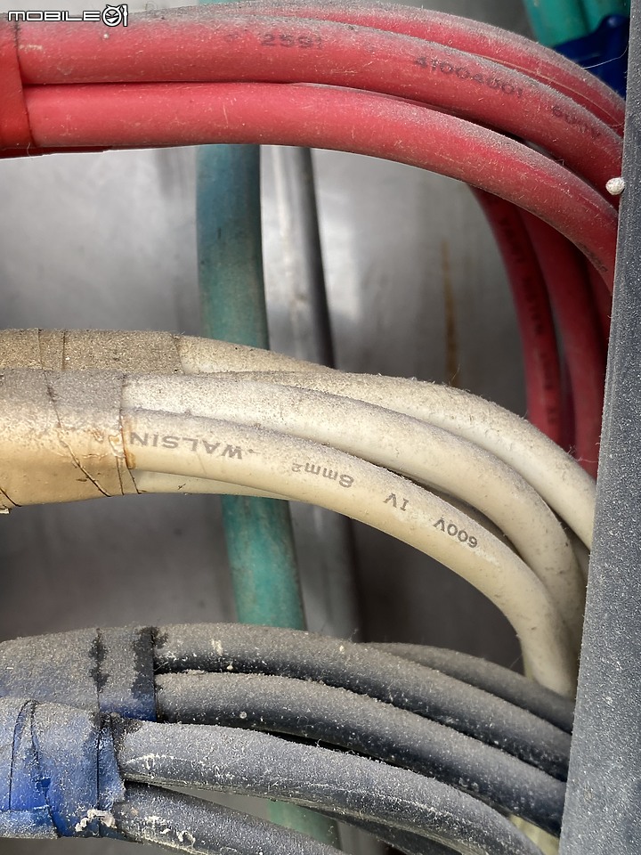 點我看大圖 車庫配電箱有三相四線 220/380V 動力電 但每相線路只有 PVC 8mm 平方線徑 30A 安全電流上限