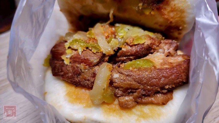 【臺南美食】滿滿的料比拳頭大的飯糰，有40幾種配料以為來到自助餐店，還有雙色的飯糰和組合優惠餐~隔壁飯糰 - 南人幫
