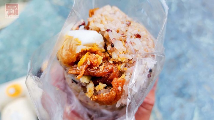 【臺南美食】滿滿的料比拳頭大的飯糰，有40幾種配料以為來到自助餐店，還有雙色的飯糰和組合優惠餐~隔壁飯糰 - 南人幫