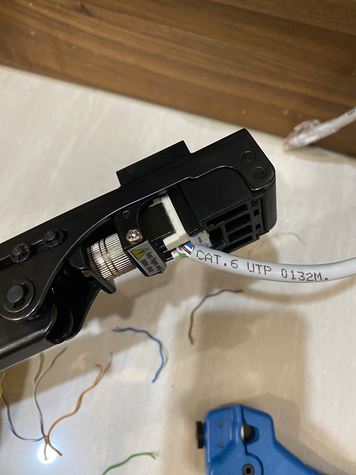 DIY家用結構化佈線第一步！機櫃水晶頭改跳線面板！