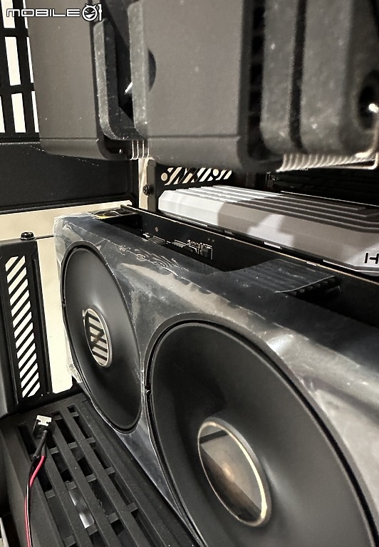 點我看大圖 黑金風正常體積 ASUS ProArt RTX™ 4070 Ti OC 開箱