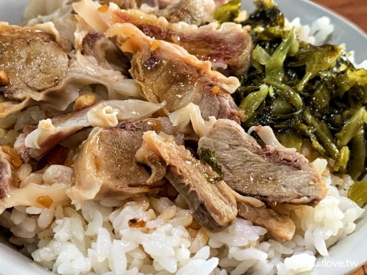 南投美食-豬油拌飯上面鋪滿滿的間隔肉