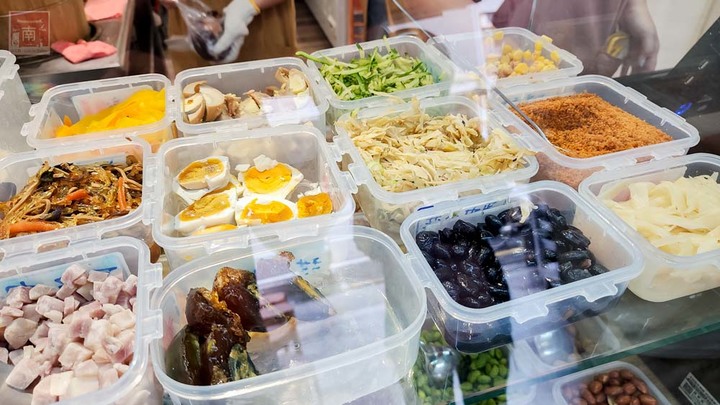 【臺南美食】滿滿的料比拳頭大的飯糰，有40幾種配料以為來到自助餐店，還有雙色的飯糰和組合優惠餐~隔壁飯糰 - 南人幫