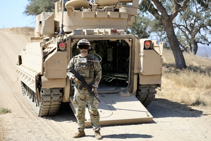 為什麼俄式步兵戰車的士兵都喜歡坐在外面？