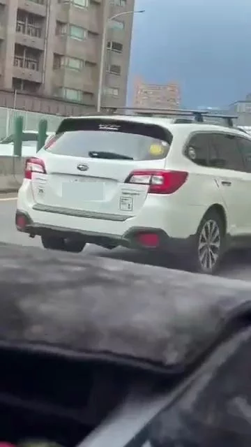 高架猴出沒台64!蛇行逼車驚險影像曝光 悽慘後果出爐