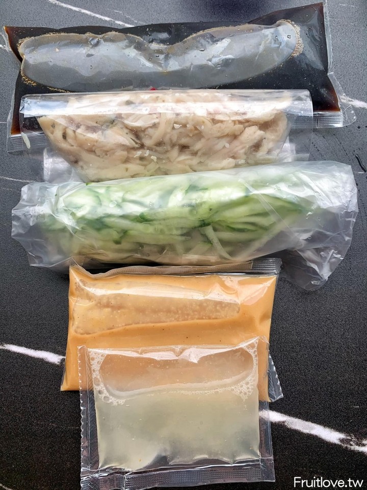 點我看大圖 台中美食-涼麵份量大,麵條Q彈,麻醬濃郁,加上自製辣椒油別有一番風味