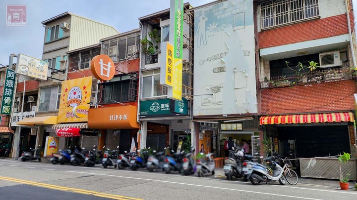 【臺南美食】滿滿的料比拳頭大的飯糰，有40幾種配料以為來到自助餐店，還有雙色的飯糰和組合優惠餐~隔壁飯糰 - 南人幫