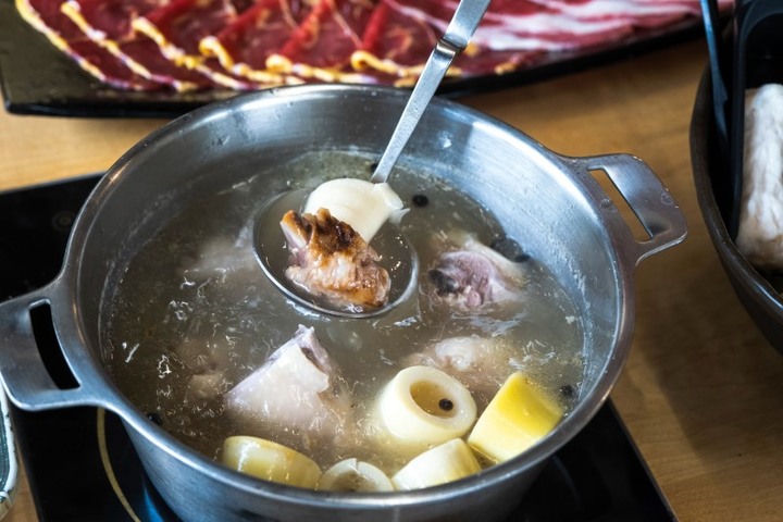 南投"火鍋鎮"名不虛傳！整尾鮮魚霸氣上桌 原民特色食材入湯