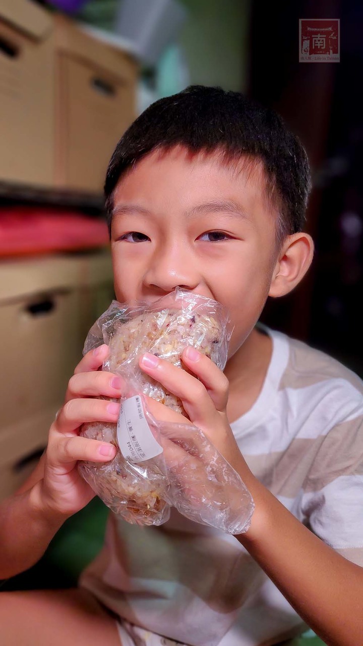 【臺南美食】滿滿的料比拳頭大的飯糰，有40幾種配料以為來到自助餐店，還有雙色的飯糰和組合優惠餐~隔壁飯糰 - 南人幫