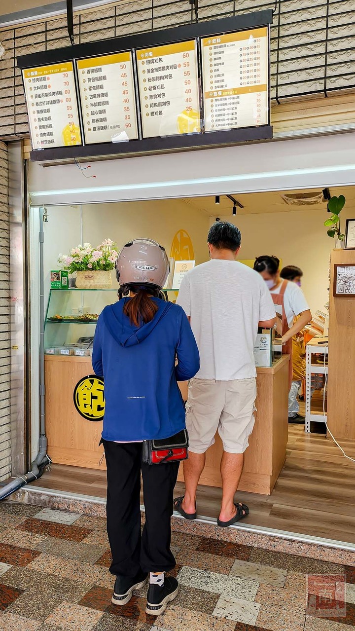 【臺南美食】滿滿的料比拳頭大的飯糰，有40幾種配料以為來到自助餐店，還有雙色的飯糰和組合優惠餐~隔壁飯糰 - 南人幫