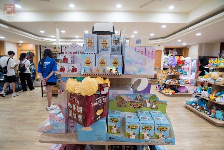 【臺南扭蛋】台南寶可夢中心在這裡,也有盲盒、日本流行扭蛋等,只有在迪士尼能買到的TOMICA小車打六折,加入會員送100元購物金~扭蛋將軍x轉蛋概念館 - 南人幫