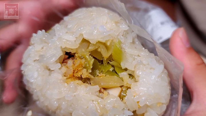 【臺南美食】滿滿的料比拳頭大的飯糰，有40幾種配料以為來到自助餐店，還有雙色的飯糰和組合優惠餐~隔壁飯糰 - 南人幫