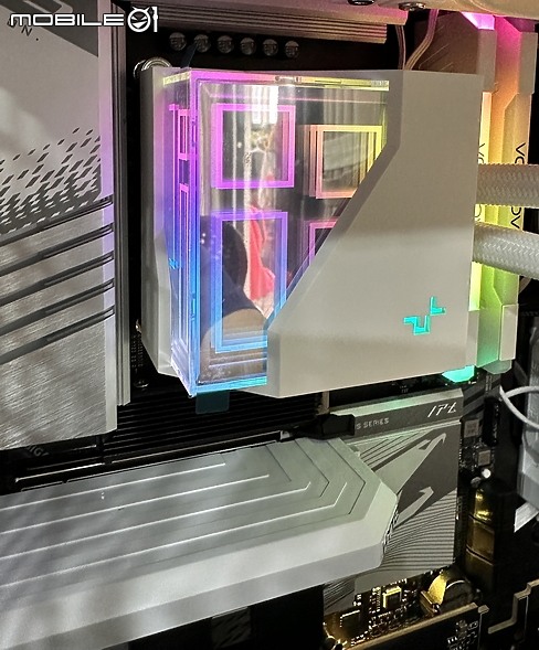 點我看大圖 白色風鏡面設計 DEEPCOOL LT720 WH AIO 開箱