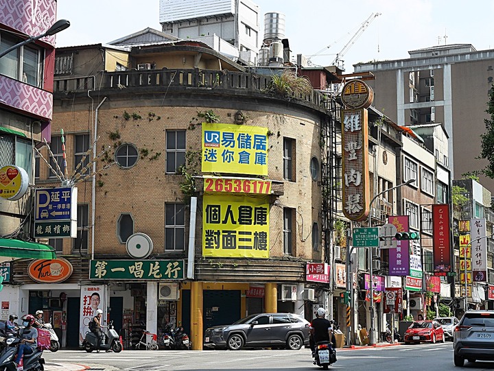 文萌樓、原臺北北警察署、新芳春行、老建築咖啡館群,外掛阿桐阿寶四神湯+大埔鐵板燒— 大稻埕臺北橋頭散策 第二部
