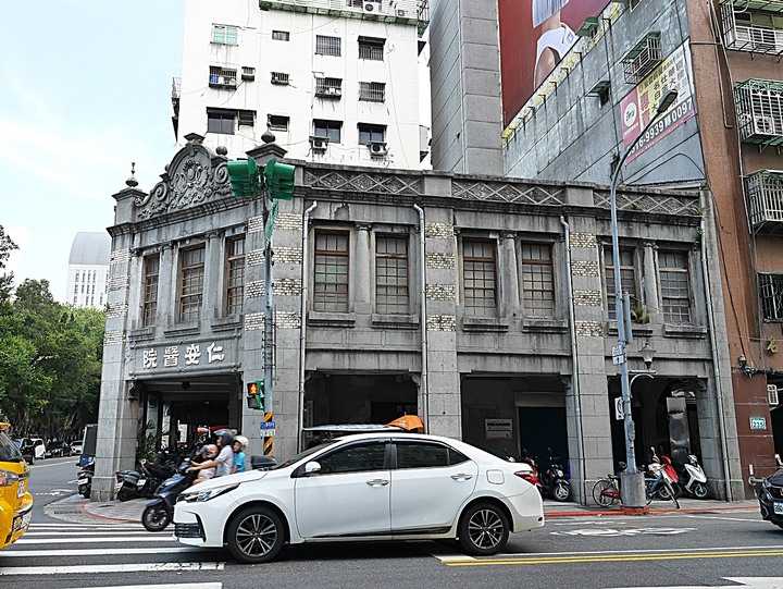 大稻埕教會、延平教會、大稻埕慈聖宮、涼州街街屋與原永樂公學校校舍 — 臺北橋下之大稻埕散策 第一部