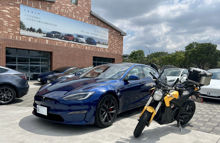 [開箱] 刷新三觀，信仰破壞！Tesla Model S Plaid