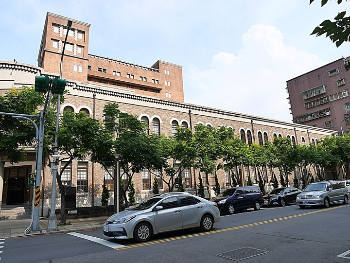 文萌樓、原臺北北警察署、新芳春行、老建築咖啡館群,外掛阿桐阿寶四神湯+大埔鐵板燒— 大稻埕臺北橋頭散策 第二部