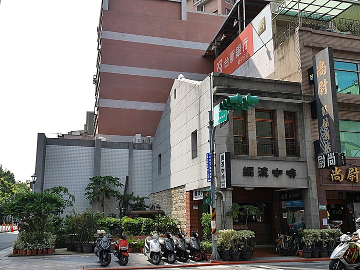 文萌樓、原臺北北警察署、新芳春行、老建築咖啡館群,外掛阿桐阿寶四神湯+大埔鐵板燒— 大稻埕臺北橋頭散策 第二部