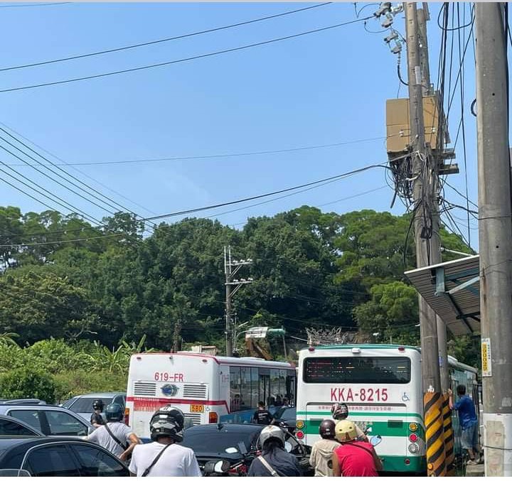 四車並列，關渡橋五股端，完全卡死
