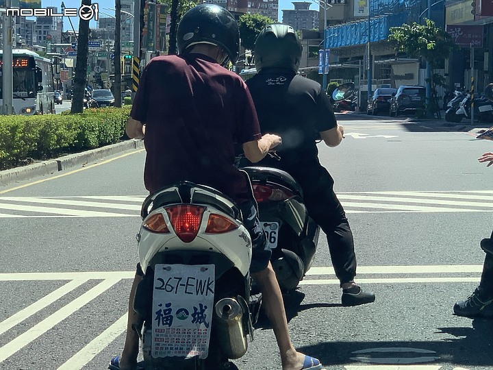 看過變造車牌的~~用畫的是頭一次!!!!人才~~~