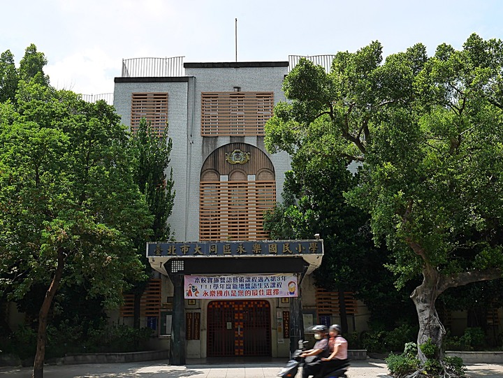 大稻埕教會、延平教會、大稻埕慈聖宮、涼州街街屋與原永樂公學校校舍 — 臺北橋下之大稻埕散策 第一部