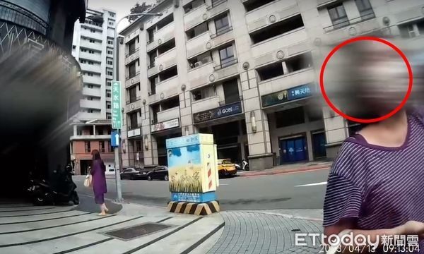 三寶大媽闖紅燈！被警抓包竟脫口罵「你是賤民」...脫序畫面曝