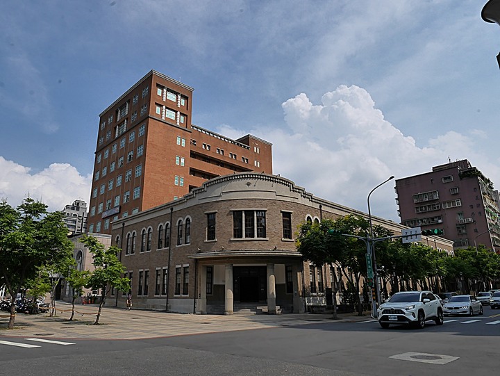 文萌樓、原臺北北警察署、新芳春行、老建築咖啡館群,外掛阿桐阿寶四神湯+大埔鐵板燒— 大稻埕臺北橋頭散策 第二部