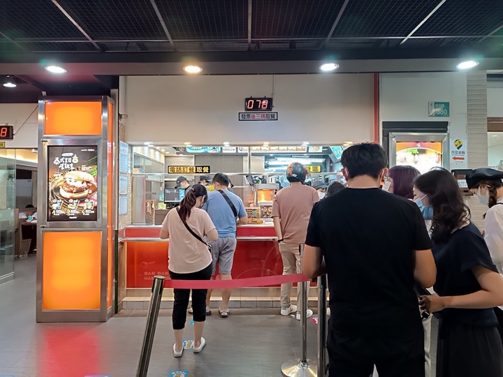 金三益健康茶飲、溪仔香腸熟肉、神農街 — 被飲料耽誤的海鮮店 與 「老臺南味」，老街美麗夜景相隨