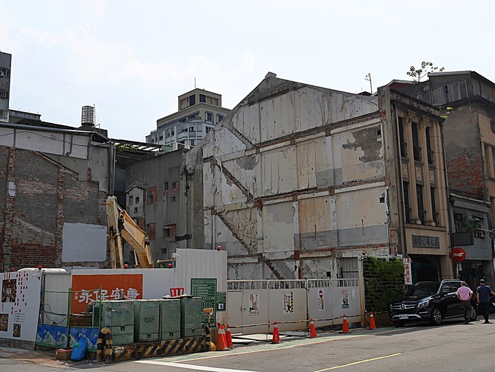 文萌樓、原臺北北警察署、新芳春行、老建築咖啡館群,外掛阿桐阿寶四神湯+大埔鐵板燒— 大稻埕臺北橋頭散策 第二部